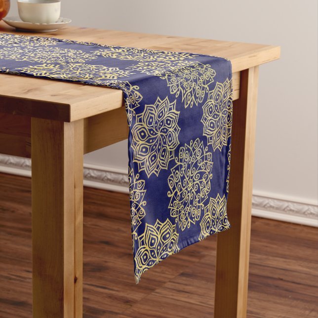 Hübsches Navy Blue and Gold Kaleidoskop-Muster Kurzer Tischläufer (Beispiel)