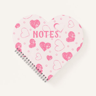 Hübsches Notizbuch mit rosa Herzen
