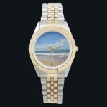 Hübsches Ocean Tide Beach Waves Foto Armbanduhr<br><div class="desc">Diese wunderschöne Armbanduhr ist perfekt für den Sommerurlaub an der Küste. Kleine blaue Wellen reihen sich unter hübschen Wolken an einem herrlichen Strand hoch. Ich Liebe Urlaub am Meer.</div>