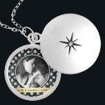 Hübsches Retro-Muster Schwarzes Muster Foto Medaillon<br><div class="desc">Hübsche Retro-Blumenrahmen eines Ihrer Lieblings-Fotos mit Zitat "Live Lagh Liebe" oder Ihre eigene individuelle Nachricht auf goldfarbenen Band.</div>