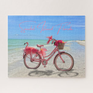 Hübsches rosa Flamingo-Fahrrad am Strand von Sanib