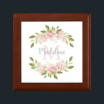 Hübsches rosa Monogramm und Name der Rosen-| Erinnerungskiste<br><div class="desc">Eigenschaftssprays dieser erröten schöne Geschenkboxen von Watercolor rosa Rosen mit grünem Blätter und Ihr Monogramm und Name in der Mitte auf einem weißen Hintergrund.</div>