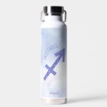 Hübsches Sagittarius Unterschrift Custom Lila Astr Trinkflasche<br><div class="desc">Diese hübsche,  personalisierte lila und Lavendel Sagittarius Wasserflasche zeigt Ihr astrologisches Zeichen aus dem Zodiac in einem schönen Funkeln wie die Sternbilder. Passen Sie dieses niedliche Astrologie-Geschenk mit Ihrem Namen in einem schönen kursiven Skript für jemanden mit einem späten November oder Anfang Dezember Geburtstag.</div>