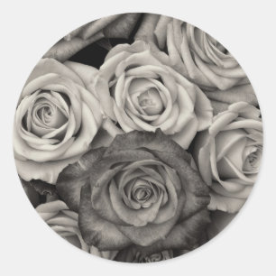 Hübsches Schwarz-Weiß-Rosen-Bouquet mit Blume Runder Aufkleber