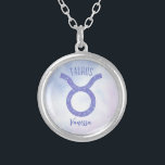 Hübsches Taurus Astrologie Signieren Personalisier Versilberte Kette<br><div class="desc">Diese hübsche,  personalisierte,  lila und Lavendel Taurus Halskette zeigt Ihr astrologisches Zeichen aus dem Zodiac in einem schönen Funkeln wie die Sternbilder. Passen Sie dieses niedliche Geschenk mit Ihrem Namen in einem schönen kursiven Skript für jemanden mit einem Ende April oder Anfang Mai Geburtstag.</div>