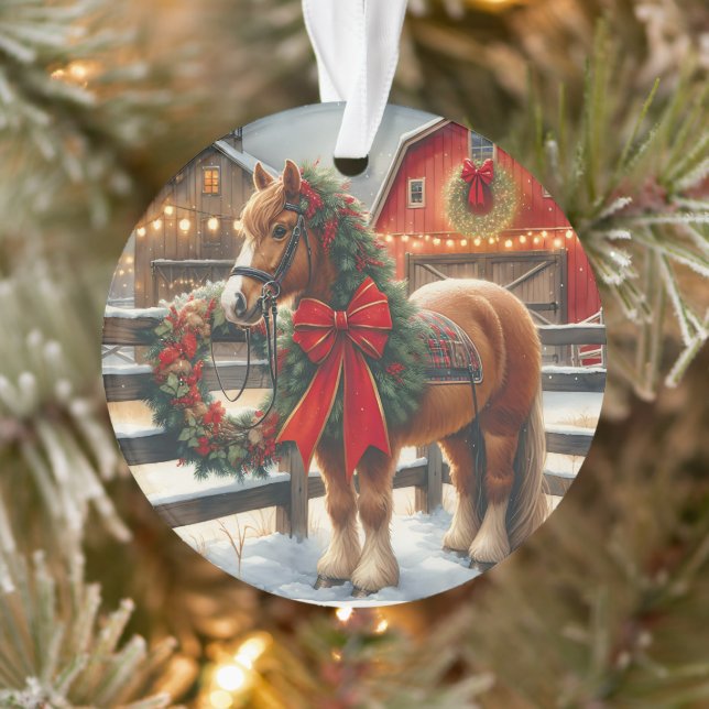 Hübsches Weihnachtspferd auf einem festlichen Baue Ornament (Baum)
