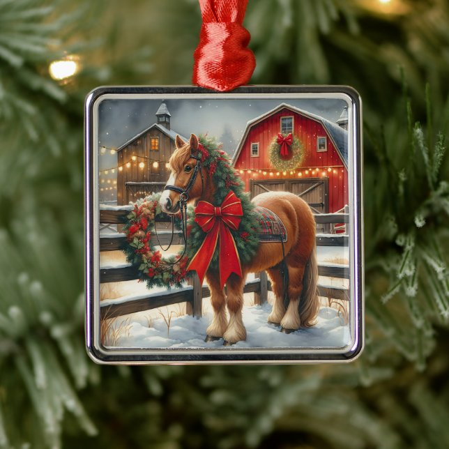 Hübsches Weihnachtspferd auf einem festlichen Baue Ornament Aus Metall (Baum)
