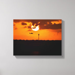 Hubschrauber fliegen bei Sonnenuntergang Leinwanddruck