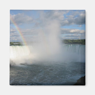 Hufeisen-Fälle und Regenbogen von der kanadischen Magnet