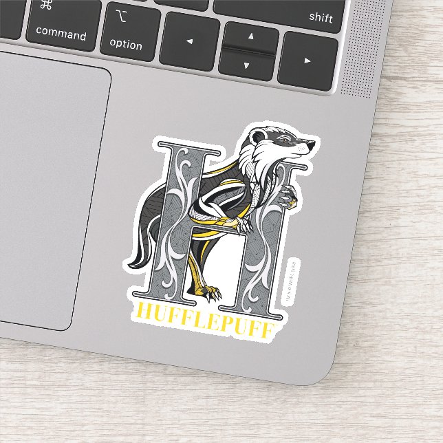 HUFFLEPUFF™ Crosshatched Emblem Aufkleber (Detail)
