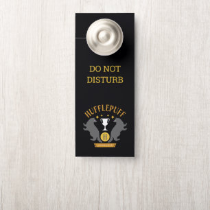 HUFFLEPUFF™ Dachs und Pokal House Stolz Grafik Türanhänger