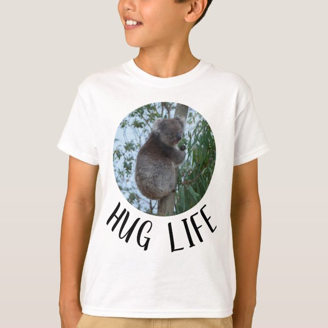 Hug Life Niedlich Funny Koala im Baum T-Shirt (Vorderseite)