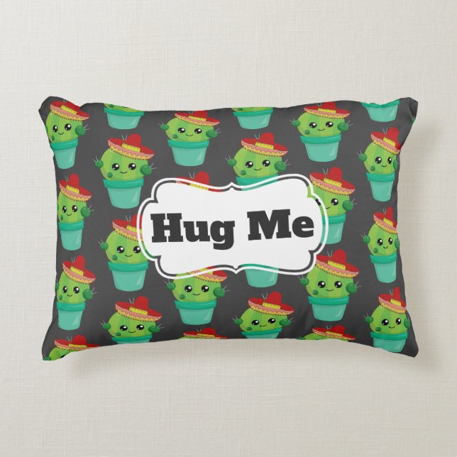 Hug Me Green Cactus in einem Red Sombrero Muster Dekokissen (Vorderseite)