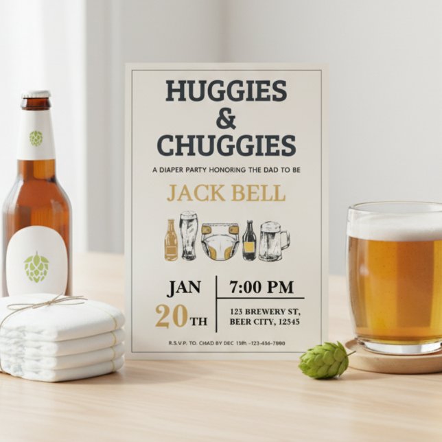 Huggies und Chuggies Einladung (Huggies and chuggies invite on table with beers and diapers)