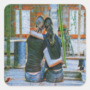 Hugging friends quadratischer aufkleber