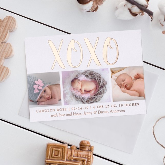 Hugs & Kisses (XOXO) 3 Photo Birth Announcement Folieneinladung (Von Creator hochgeladen)