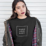 Hugs Liebe und Freude | Stilvolle Weihnachtszeit Sweatshirt<br><div class="desc">Einfaches,  stilvolles,  trendiges Sweatshirt mit minimalem Typografie Zitat "Hugs Liebe & Joy" in Weiß mit einem klaren weißen Rahmen. Die Begrüßung kann leicht für eine persönliche Touch angepasst werden. Ein kühnes,  minimalistisches und zeitgenössisches Weihnachtsdesign,  das sich von der Menge dieser Feriensaison abhebt! #christmas #sweatshirt #minimalist</div>