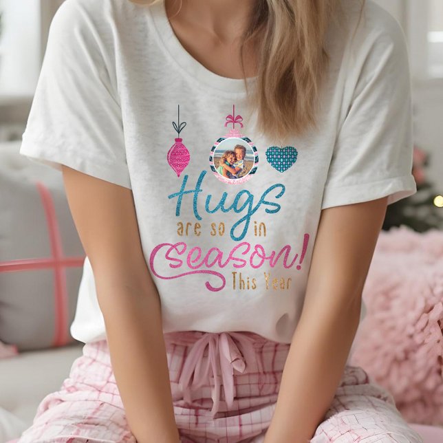 Hugs sind so in der Saison dieses Jahr | Fun Famil Tri-Blend Shirt (Hugs Are so in Season This Year | Fun Family Photo Tri-Blend Shirt)