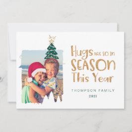 Hugs sind Weihnachtsbaum und Weihnachtsmannmütze F Feiertagskarte
