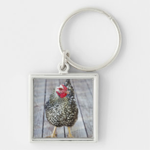 Huhn auf hölzerner Plattform, versilbern Schlüsselanhänger
