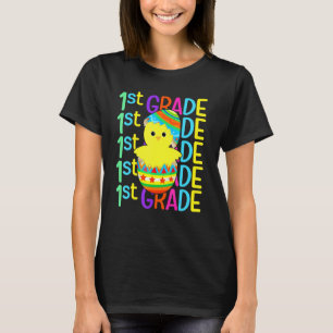 Hühnchen der ersten Klasse knacken die Ostereier a T-Shirt