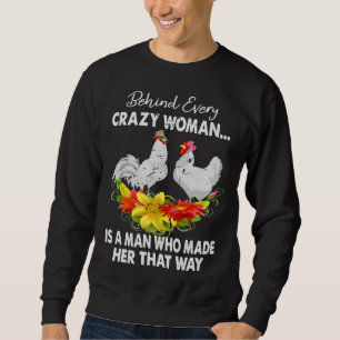 Hühnchen hinter jeder verrückten Frau Sweatshirt