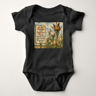 Hühner- und Auberginen-Farm Surrealer Land-Cartoon Baby Strampler