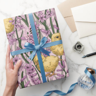 Hühner und Hyazinthen in rosa Geschenkpapier