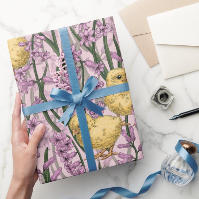Hühner und Hyazinthen in rosa Geschenkpapier (Schenken)