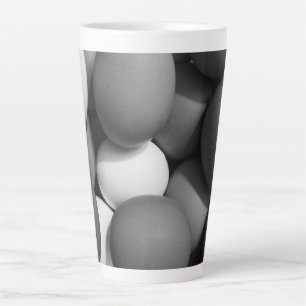 Hühnereier in Schwarz und Weiß Milchtasse