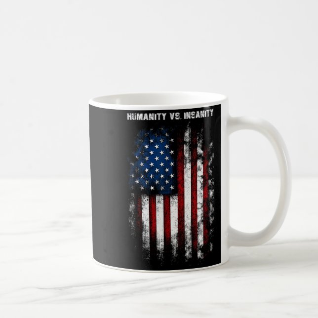 Humanity Vs. Insanity Distressed American Patrioti Kaffeetasse (Rechts)