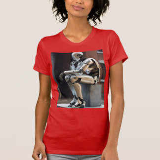 Humanoider Roboter in exakter Position T-Shirt