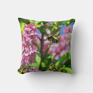 Humble Bee Landning on Lilacs Kissen
