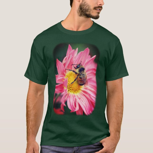 Humble Bee Pink Daisy Blume T-Shirt (Vorderseite)
