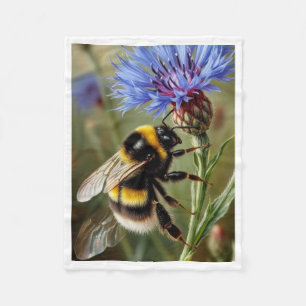 Hummel auf blauem Blumen-Teppich Fleecedecke