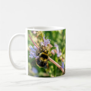 Hummel auf einer Lavendel-Wildblume-Tasse Kaffeetasse