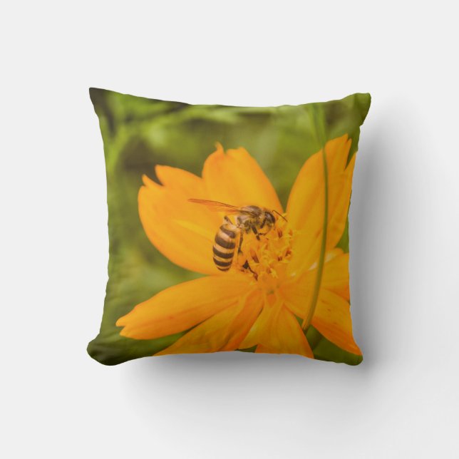 Hummel auf einer Schwefel-Kosmosblüte Kissen (Vorderseite)