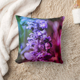 Hummel auf Lila Blume Abstrakte Farben Kissen