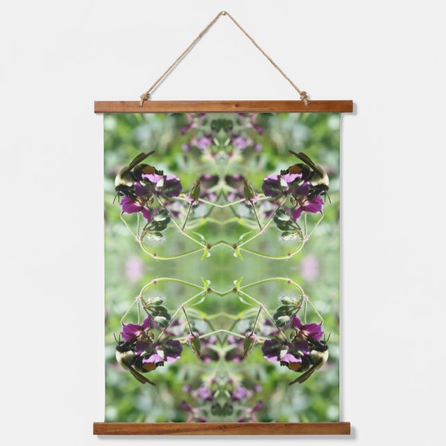 Hummel auf rosa Blume Natur Abstrakt Wandteppich Mit Holzrahmen (Vorderseite)