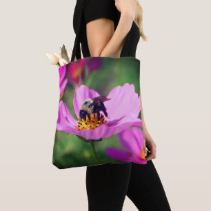 Hummel auf rosa Cosmos-Blüte Nahaufnahme  Tasche