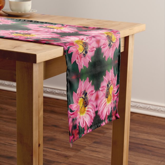 Hummel auf rosa Daisy Blume Abstrakt Kurzer Tischläufer (Beispiel)