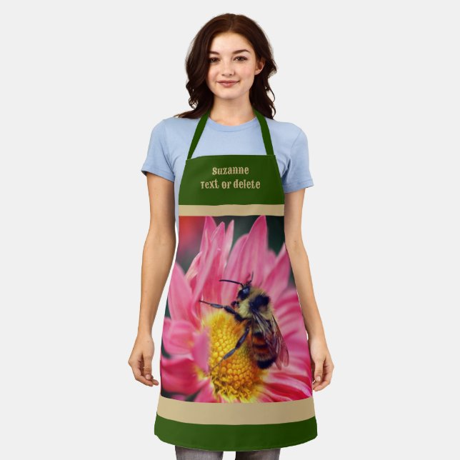 Hummel auf rosa Daisy Blume Personalisiert Schürze (Getragen)