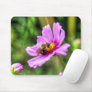 Hummel auf rosa Kosmos Mousepad