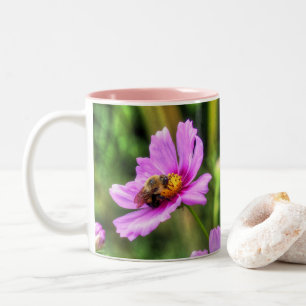 Hummel auf rosa Kosmos Zweifarbige Tasse