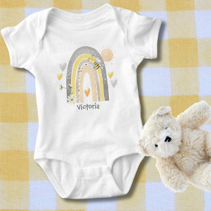 Hummel mit Boho-Regenbogen und Herzen-Monogramm   Baby Strampler