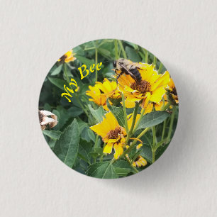 Hummel Pollinieren einer gelben Blume Button