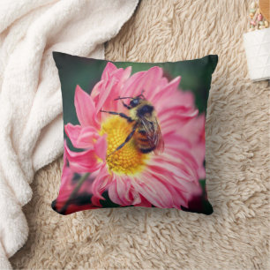Hummelbiene auf rosa Daisy Blume 2 Kissen