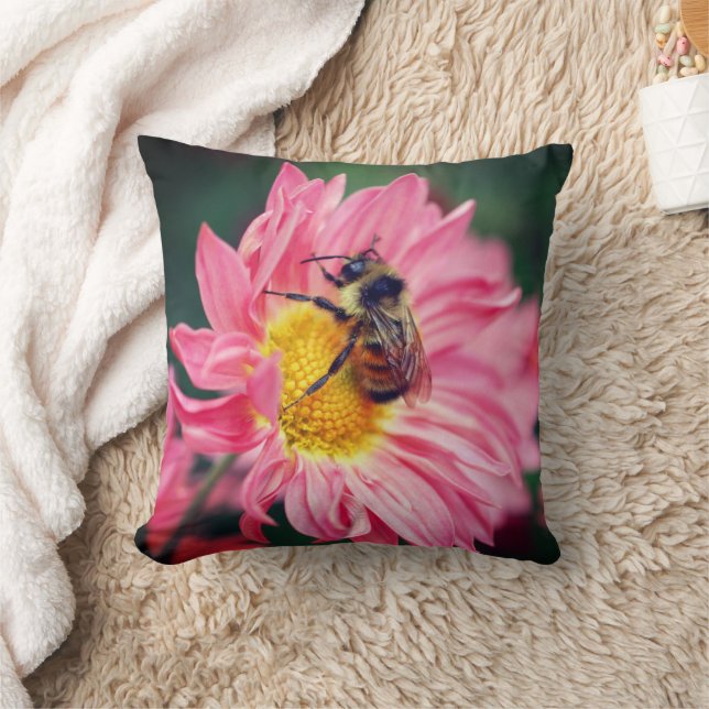 Hummelbiene auf rosa Daisy Blume 2 Kissen (Decke)