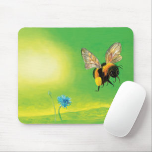 Hummelbiene, die über eine Wiese fliegt Mousepad