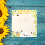 Hummelbienen Honigblüten Notizblock<br><div class="desc">Niedliche Hummeln, gelbe Blüten und tropfender Honig aus Honigwaben. Personalisieren und einen Namen hinzufügen. Der Name ist schwarz geschrieben mit modernen handgeschriebenen Schriftzeichen.</div>